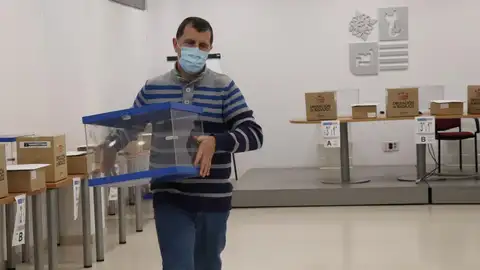 Una de las urnas para la consulta popular sobre la fusión de Don Benito y Villanueva de la Serena. Una de las urnas para la consulta popular sobre la fusión de Don Benito y Villanueva de la Serena.