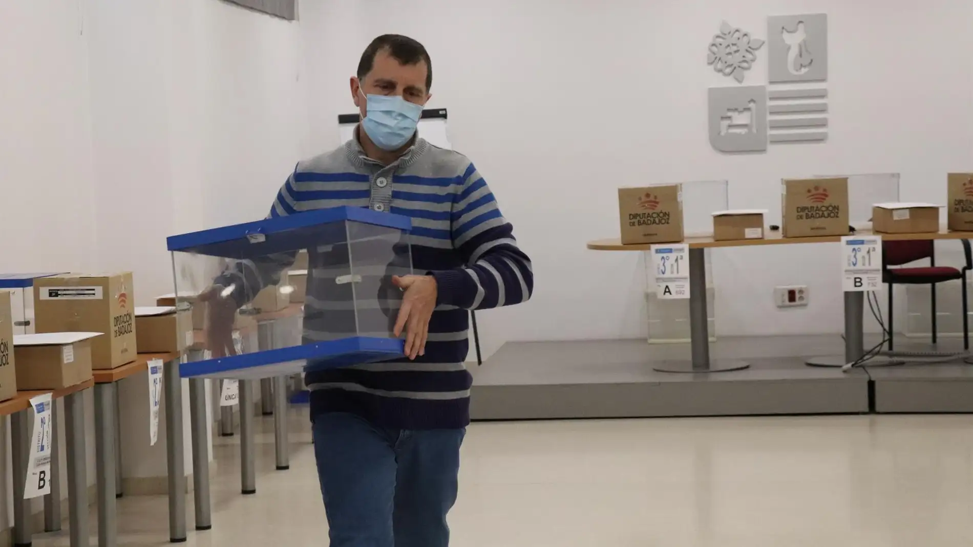 Una de las urnas para la consulta popular sobre la fusión de Don Benito y Villanueva de la Serena. Una de las urnas para la consulta popular sobre la fusión de Don Benito y Villanueva de la Serena.