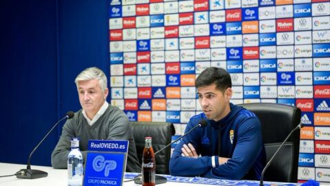 Roberto Su&aacute;rez y Juanfran, en la sala de prensa del Carlos Tartiere