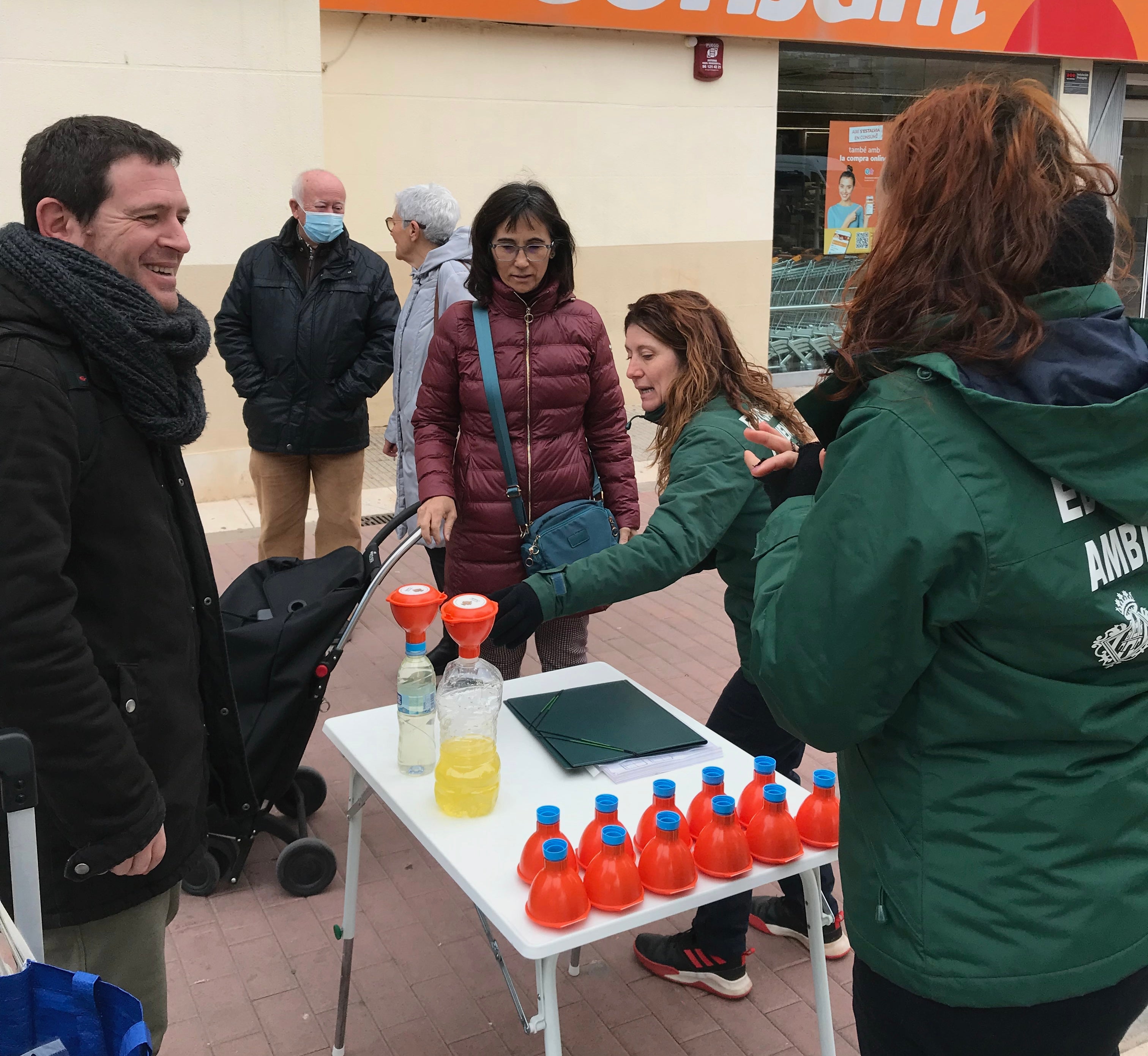 Castelló reparte 13.000 embudos a la ciudadanía para reciclar el aceite vegetal usado en la cocina Castelló reparte 13.000 embudos a la ciudadanía para reciclar el aceite vegetal usado en la cocina
