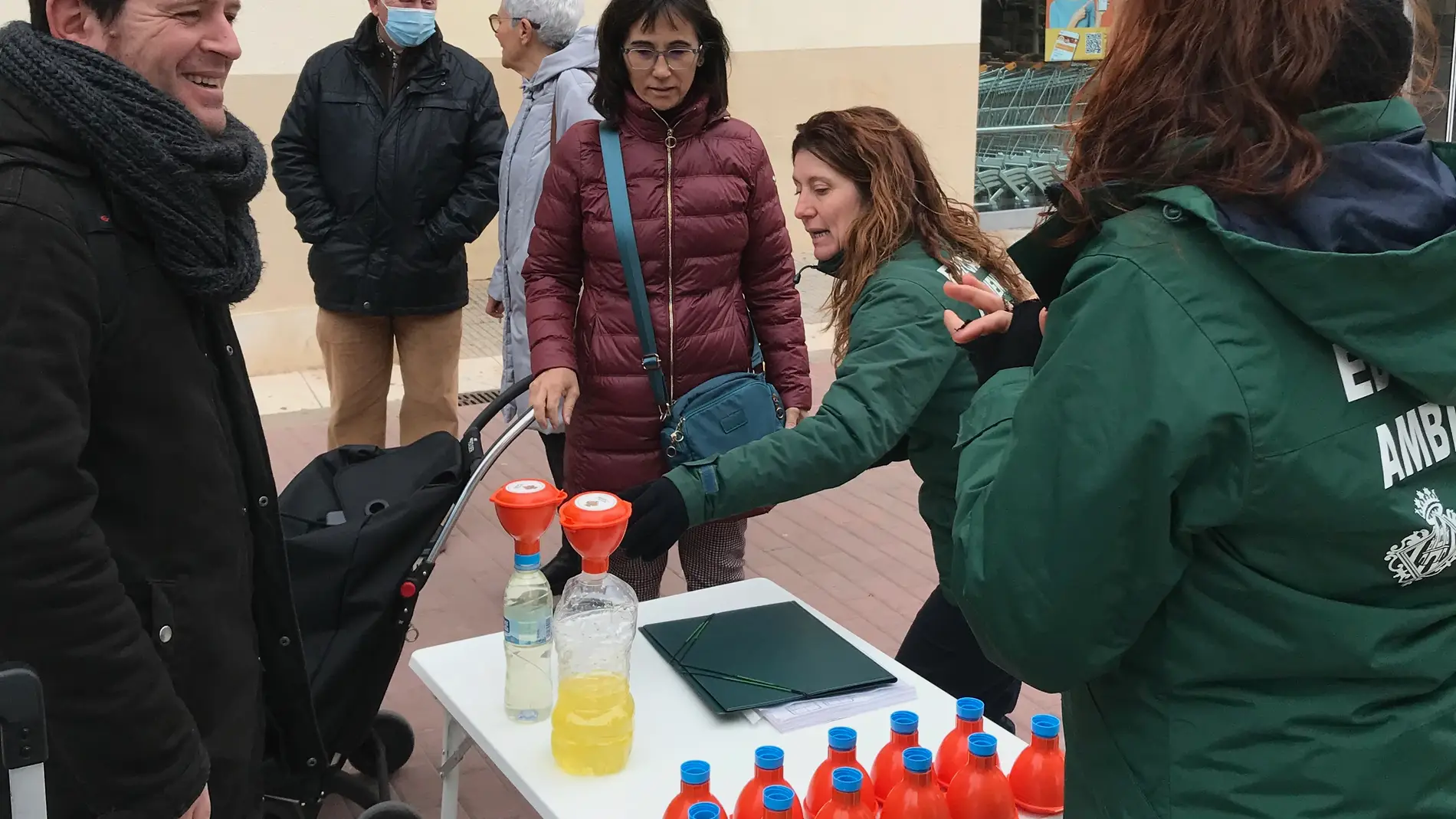  Castelló reparte 13.000 embudos a la ciudadanía para reciclar el aceite vegetal usado en la cocina