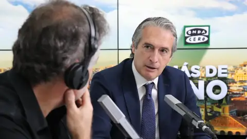 Íñigo de la Serna, coordinador del programa electoral del PP, durante su entrevista con Carlos Alsina Íñigo de la Serna, coordinador del programa electoral del PP, durante su entrevista con Carlos Alsina