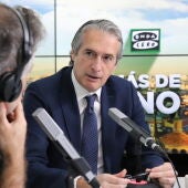 Íñigo de la Serna, coordinador del programa electoral del PP, durante su entrevista con Carlos Alsina
