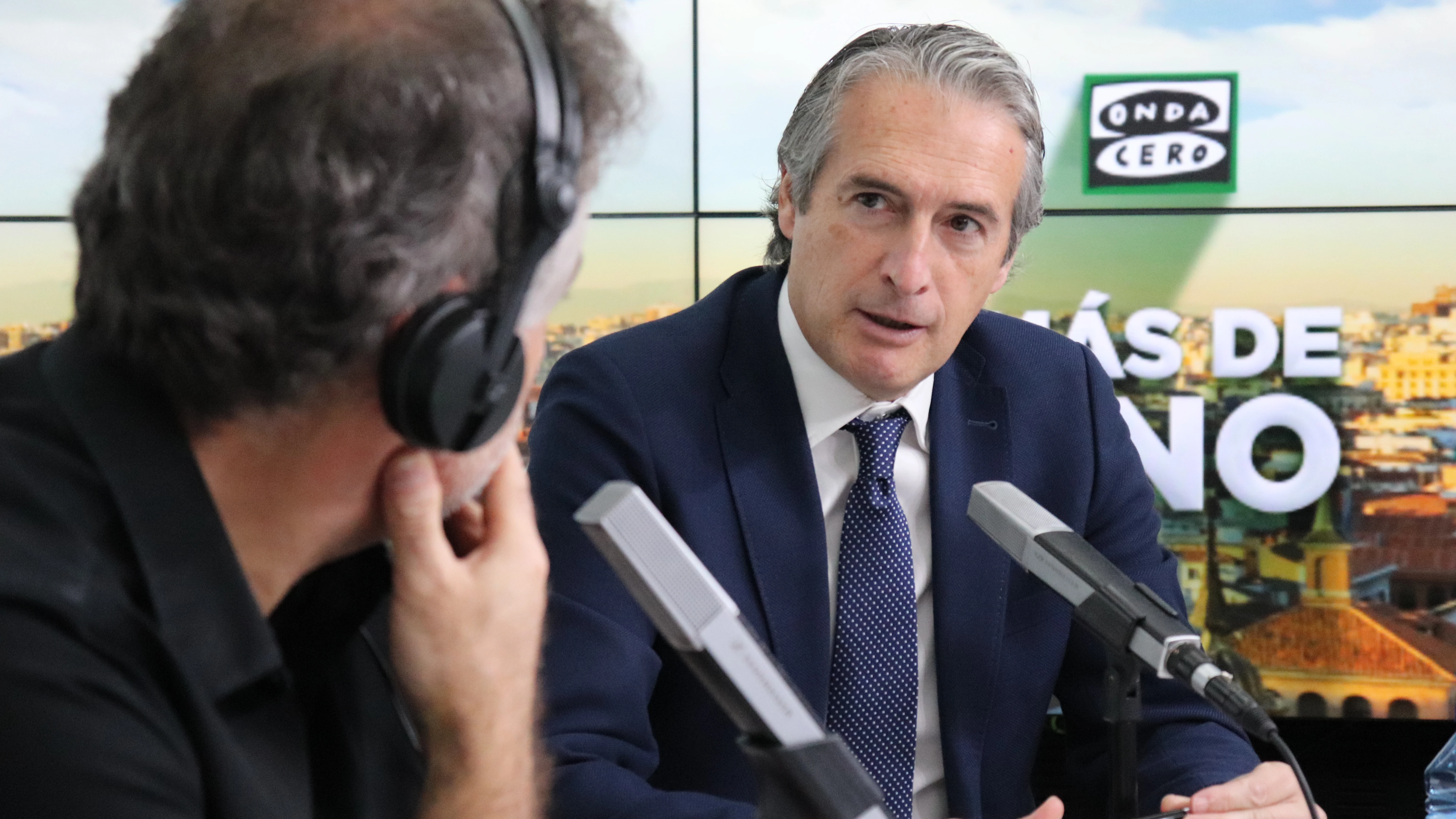 Íñigo de la Serna, coordinador del programa electoral del PP, durante su entrevista con Carlos Alsina Íñigo de la Serna, coordinador del programa electoral del PP, durante su entrevista con Carlos Alsina