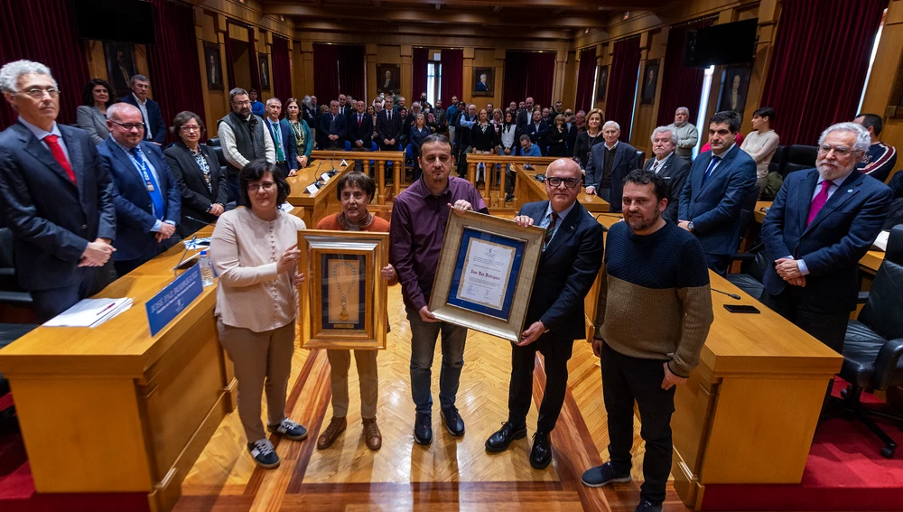 A familia Paz Nóvoa coa medalla de Ouro da Deputación de Ourense a Xosé Paz