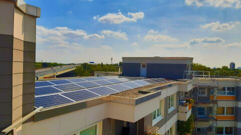 Placas solares en una azotea