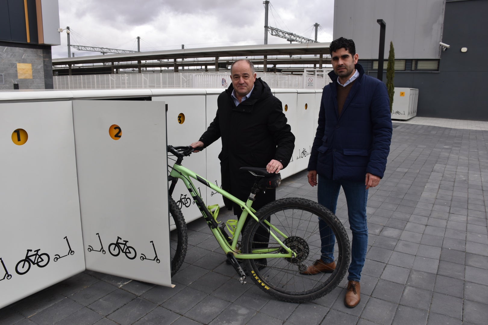 Un aparcamiento vigilado para bicicletas y patinetes instalado en la Estación de Autobuses Un aparcamiento vigilado para bicicletas y patinetes instalado en la Estación de Autobuses