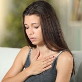 Por qué siento presión en el pecho: causas y signos de alerta
