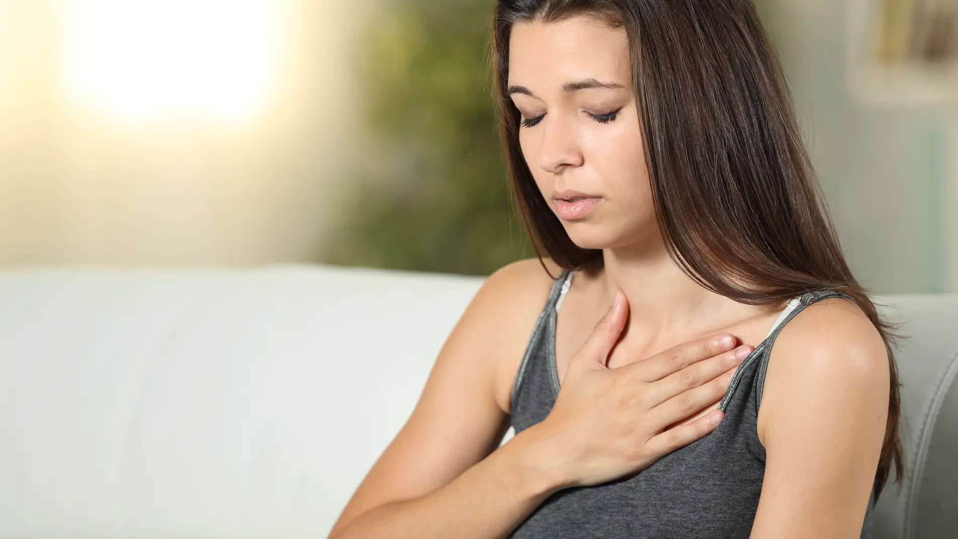 Por qué siento presión en el pecho: causas y signos de alerta