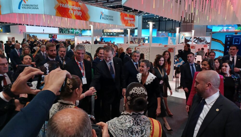 Los Reyes de España en el stand de Elche recibiendo las Damas de Elche en miniatura 