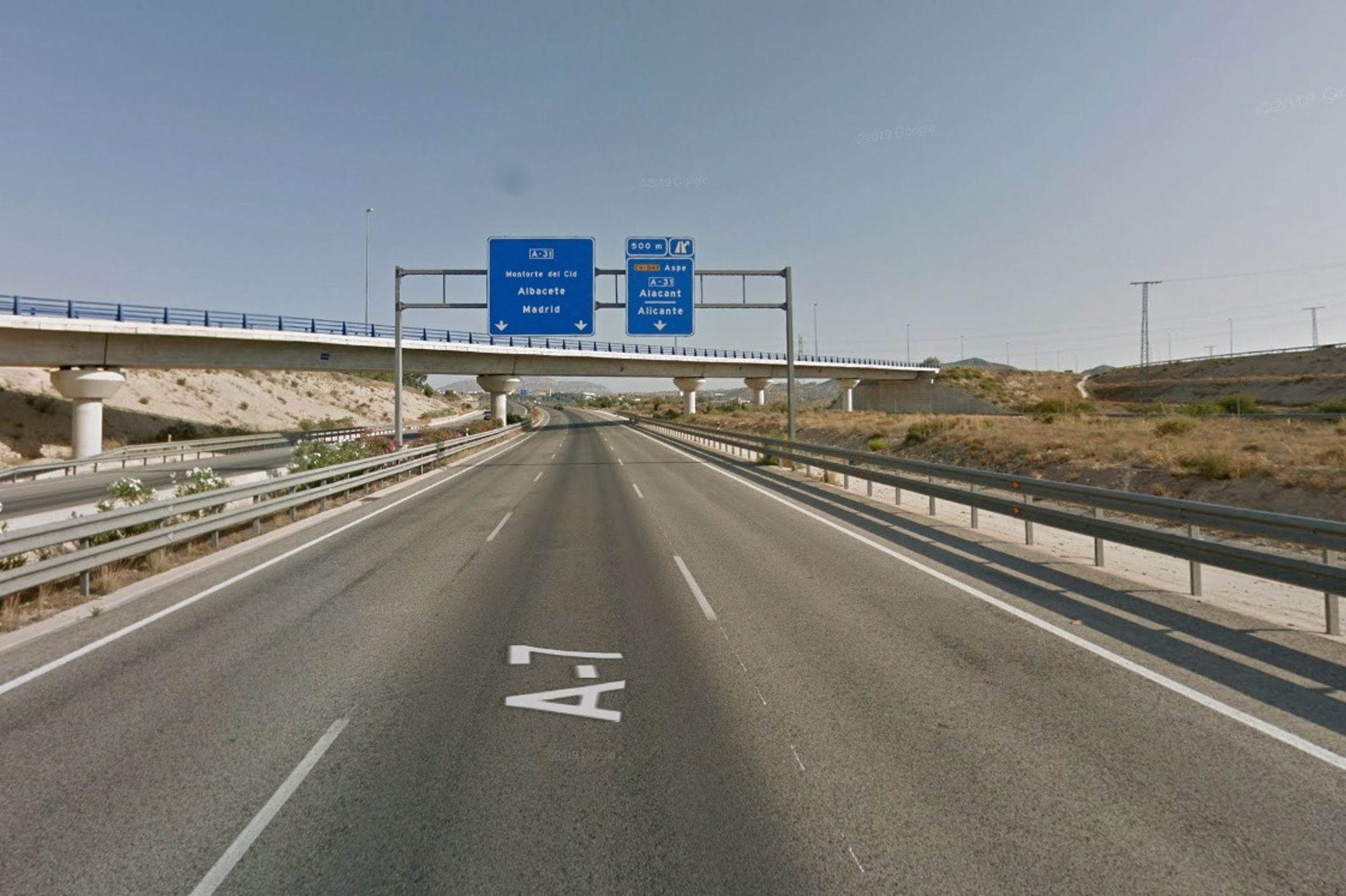 Una mujer se baja del coche en plena autovía porque se había enfadado con su marido Una mujer se baja del coche en plena autovía porque se había enfadado con su marido