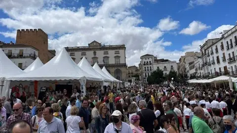 Centanares de personas en la Plaza Mayor de Cáceres en el encuentro 'JATO' en su primera edición Centanares de personas en la Plaza Mayor de Cáceres en el encuentro 'JATO' en su primera edición
