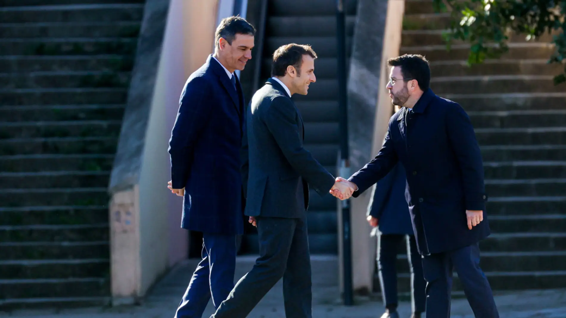 Momento en el que Enmanuel Macron saluda a Pere Aragonés en presencia de Sánchez/ EFE/ Quique García
