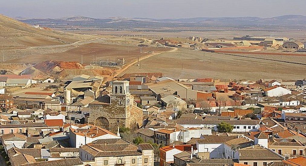 Guardia Civil se persona en el colegio de Almuradiel para garantizar la ejecución de la sentencia de custodia de una niña huérfana Guardia Civil se persona en el colegio de Almuradiel para garantizar la ejecución de la sentencia de custodia de una niña huérfana
