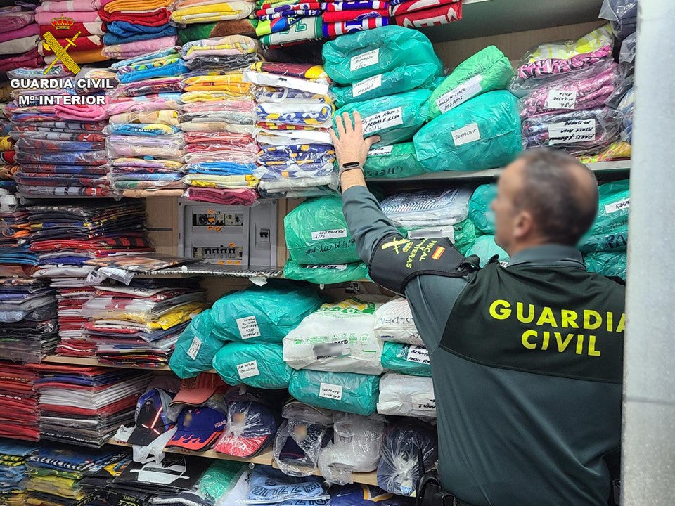 La Guardia Civil interviene casi 2000 productos de marcas de lujo falsificados en Benidorm La Guardia Civil interviene casi 2000 productos de marcas de lujo falsificados en Benidorm