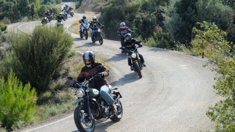 Moteros por carreteras secundarias