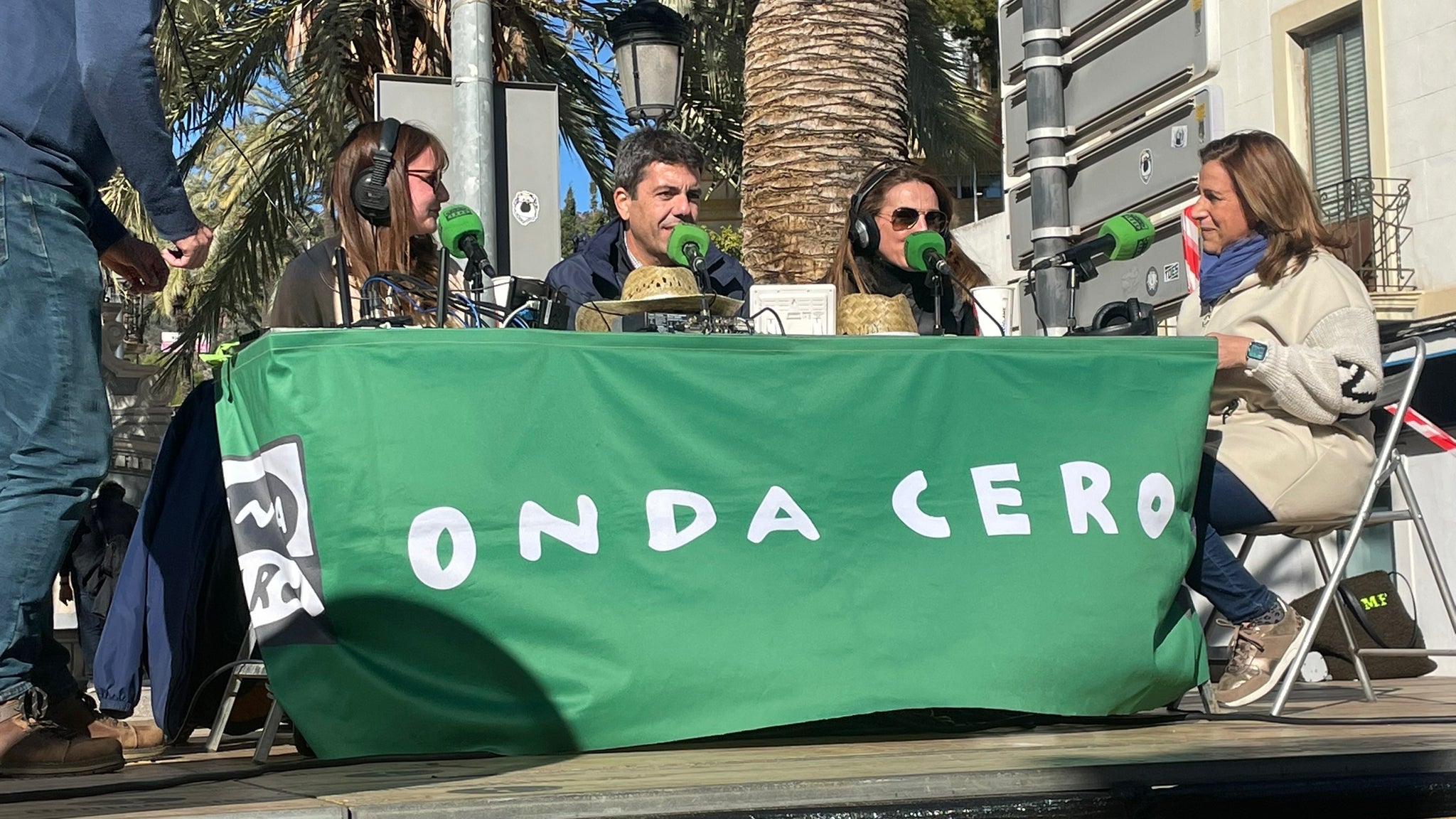 Mazón y Marqués apuestan por sonreír al lado de los vecinos de Benicàssim en la cuenta atrás de la cita electoral Mazón y Marqués apuestan por sonreír al lado de los vecinos de Benicàssim en la cuenta atrás de la cita electoral