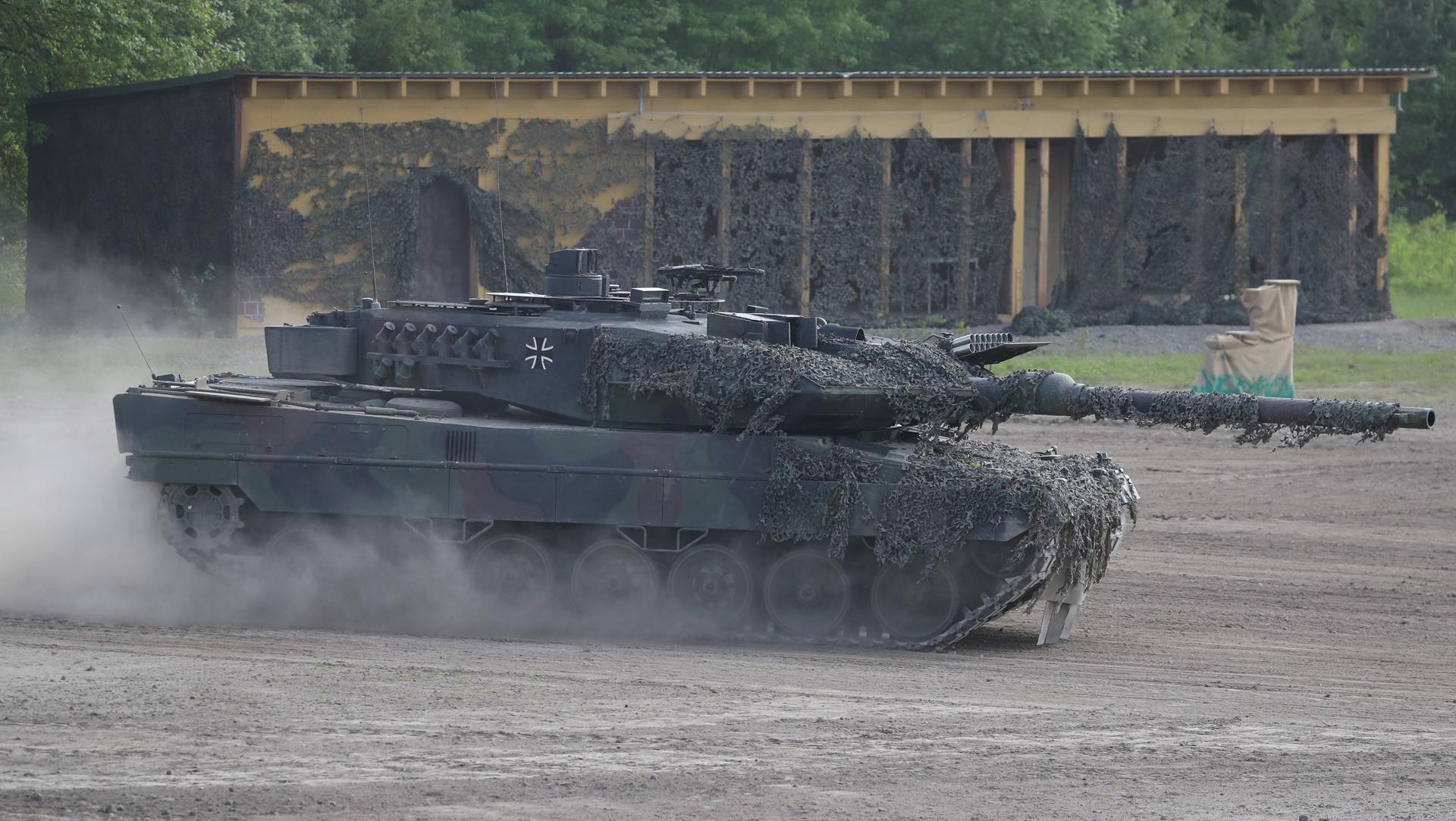 Alemania ordena "revisar" sus tanques 'Leopard' antes de decidir sobre su envío a Ucrania Alemania ordena "revisar" sus tanques 'Leopard' antes de decidir sobre su envío a Ucrania