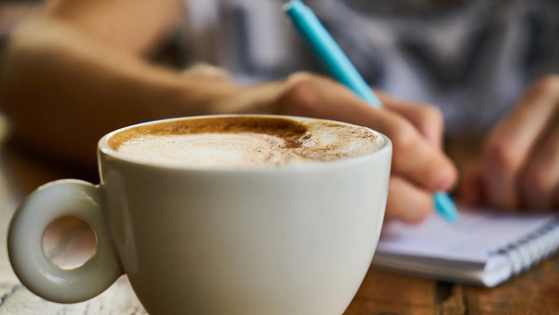 La prueba de la taza de café que puede arruinarte una entrevista de trabajo