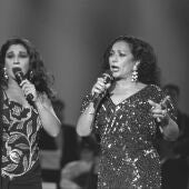 Lola Flores y su hija Lolita cantan a dúo durante la grabación del programa de TVE 'Viva el espectáculo'