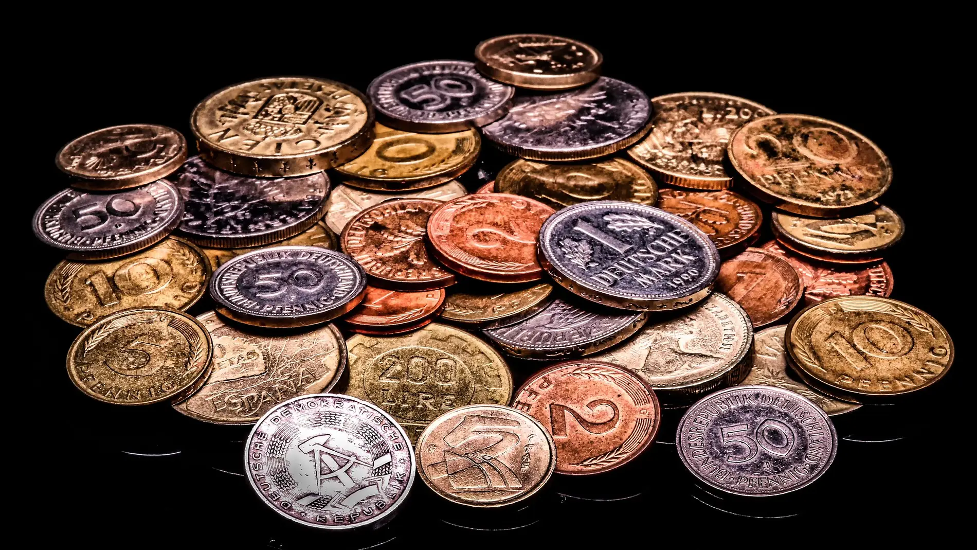 Imagen de archivo de muchas monedas.