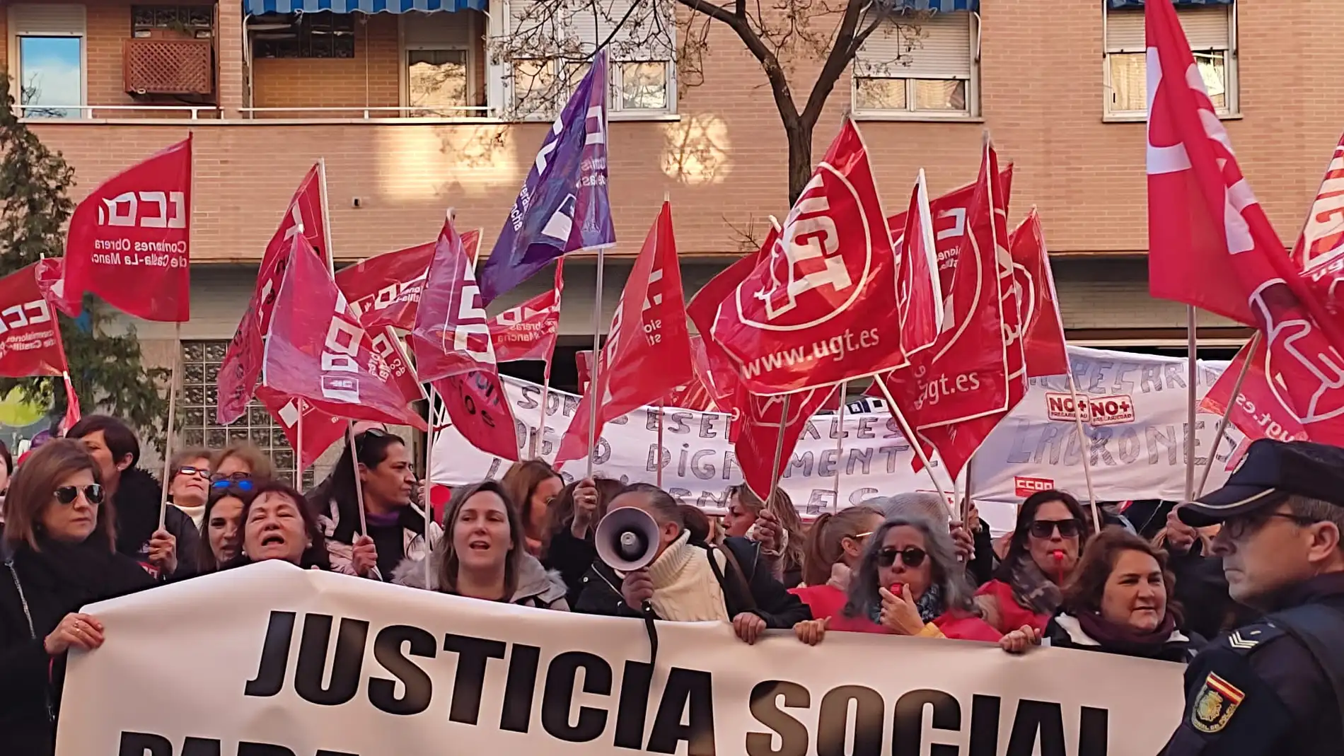Las trabajadoras de la limpieza salen a la calles de Toledo y avisan que volverán a la huelga