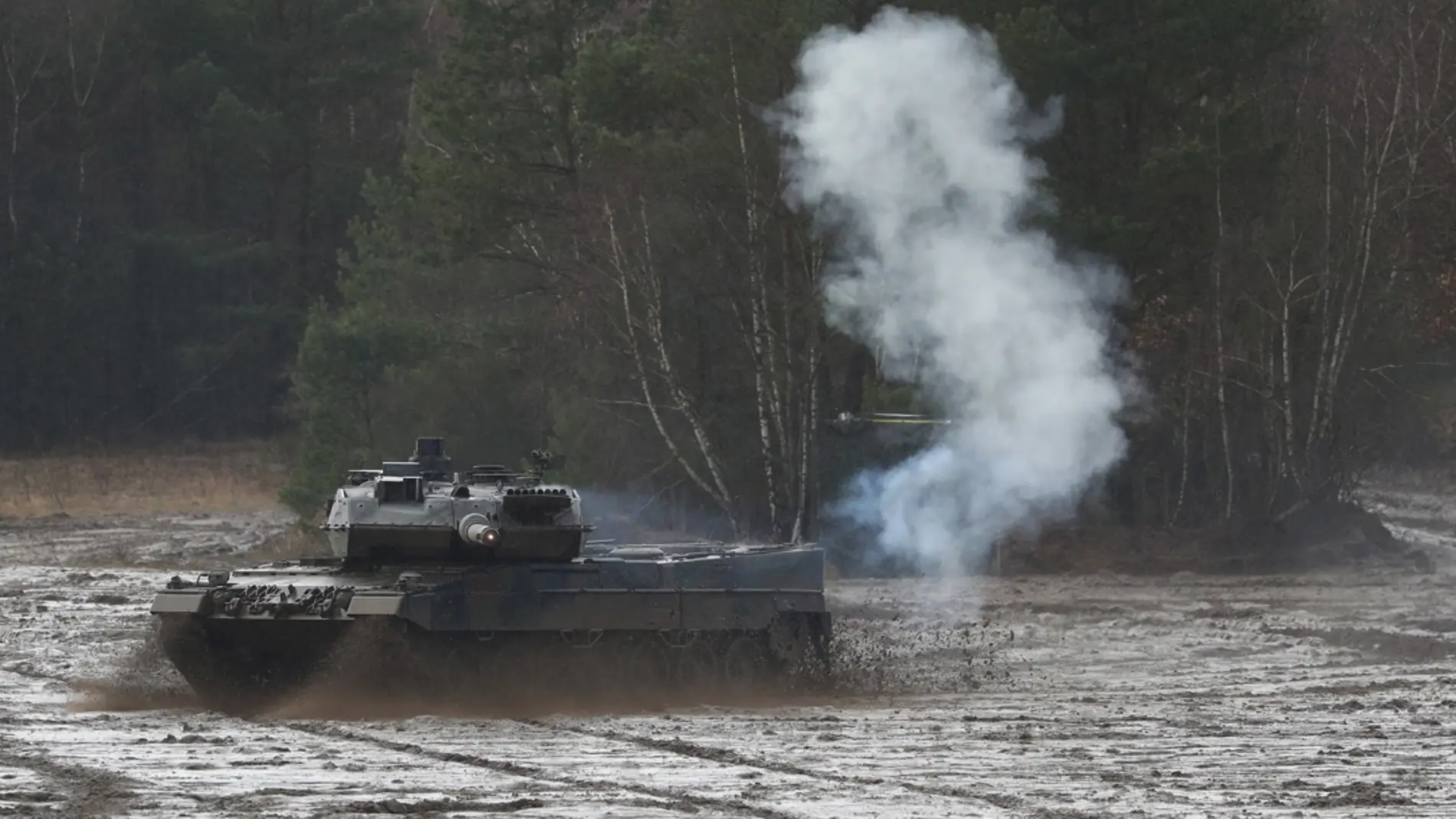 Un tanque de combate Leopard 2 en acción durante unos ejercicios militarres