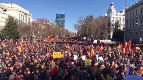 Miles de personas se manifiestan en Madrid contra Pedro Sánchez