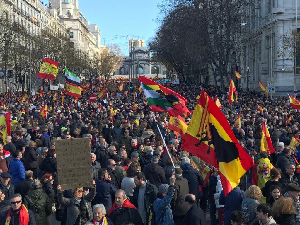 Miles de personas se manifiestan en Cibeles para protestar contra las políticas de Pedro Sánchez Miles de personas se manifiestan en Cibeles para protestar contra las políticas de Pedro Sánchez