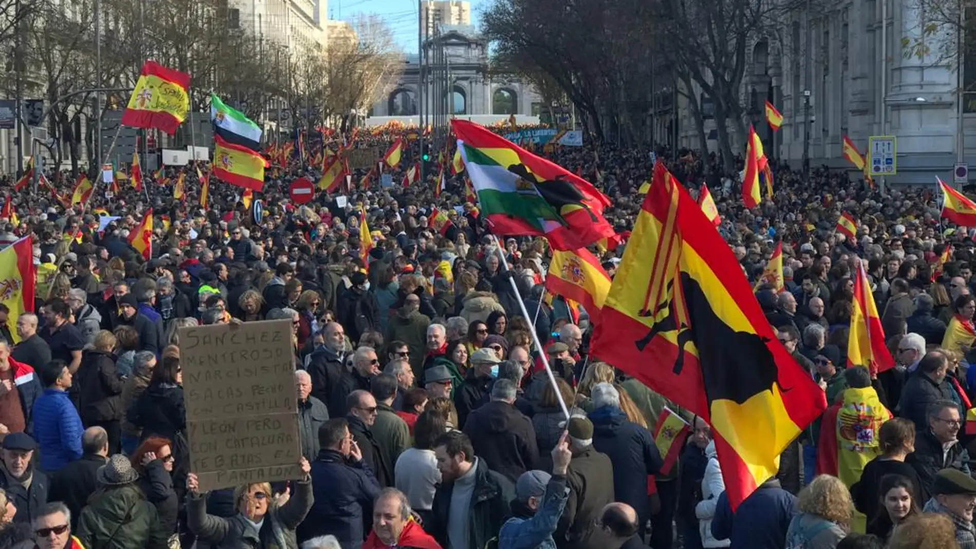 Miles de personas se manifiestan en Madrid contra Pedro Sánchez