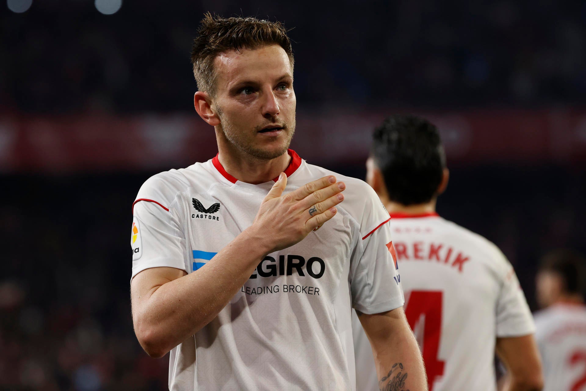Un gol de Rakitić da la victoria al Sevilla frente al Cádiz en un partido vibrante Un gol de Rakitić da la victoria al Sevilla frente al Cádiz en un partido vibrante