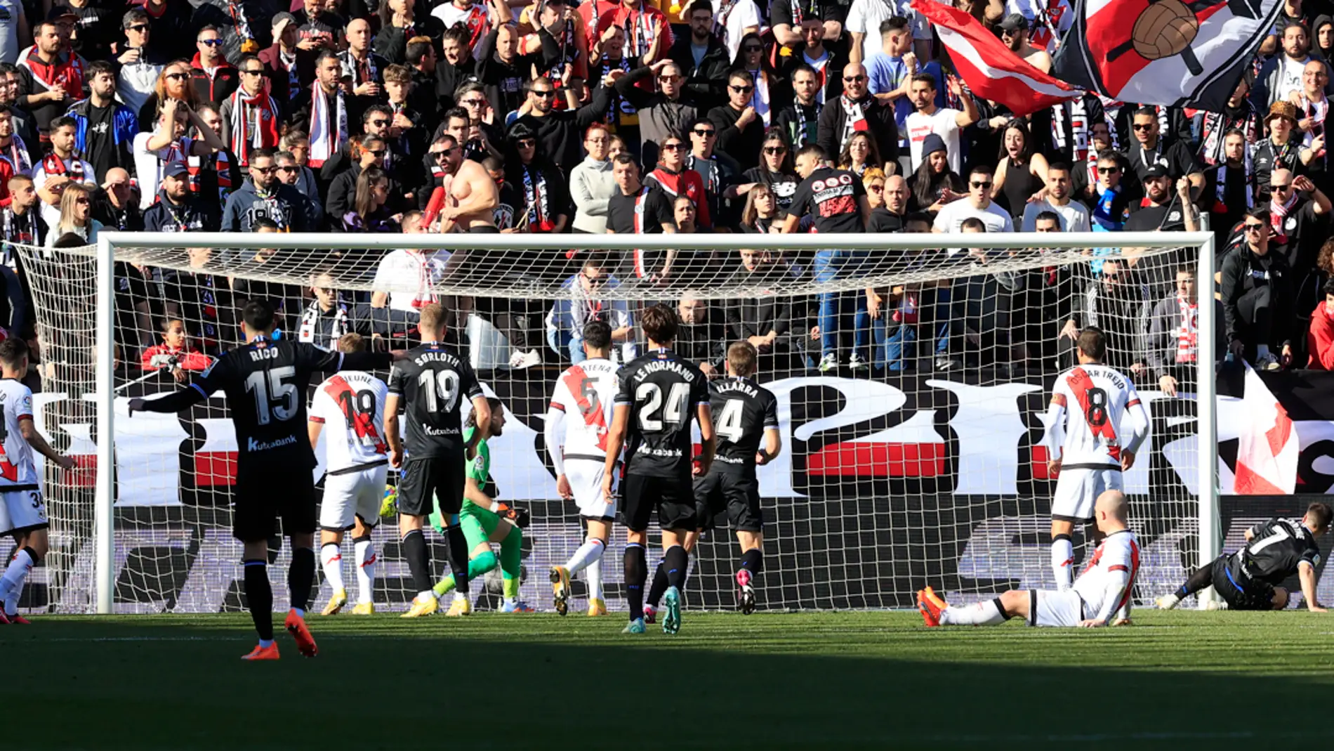 El delantero de la Real Sociedad Ander Barrenetxea (d) marca el segundo gol para su equipo durante el partido ante el Rayo Vallecano