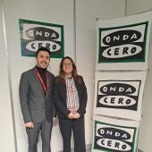 La Presidenta del Consell de Menorca, Susana Mora, junto al director del programa Gente Viajera de Onda Cero. 
