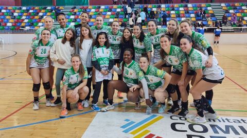 El Atticgo Balonmano Elche celebra la victoria ante el Valladolid en el Esperanza Lag
