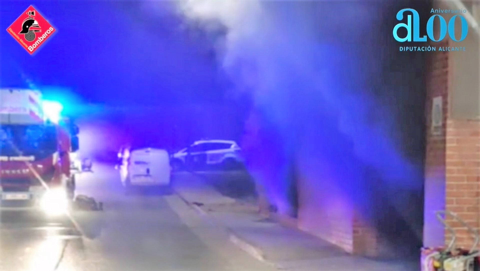 Un incendio en un garaje de Aspe daña varios coches, motos y enseres Un incendio en un garaje de Aspe daña varios coches, motos y enseres