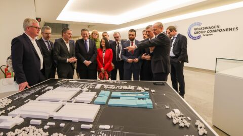 El president de la Generalitat, Ximo Puig, y el alcalde de Sagunto, Darío Moreno, visitan la gigafactoría que Volkswagen tiene en Alemania