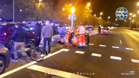 Momento en el que los servicios sanitarios atienden al peatón fallecido en el lugar de los hechos 