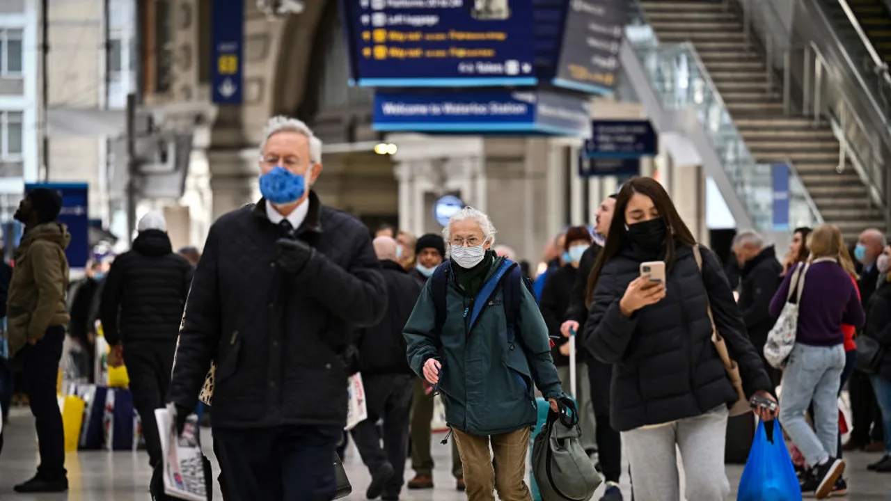 Imagen de archivo de varias personas con mascarilla en una estación.