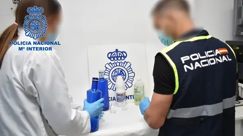 La Policía Nacional detiene en Elche al presunto responsable de envenenar a un compañero de trabajo La Policía Nacional detiene en Elche al presunto responsable de envenenar a un compañero de trabajo