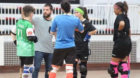 Carlos Garc&iacute;a Villamil, entrenador del Lena femenino de hockey sobre patines