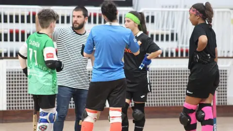 Carlos García Villamil, entrenador del Lena femenino de hockey sobre patines Carlos García Villamil, entrenador del Lena femenino de hockey sobre patines