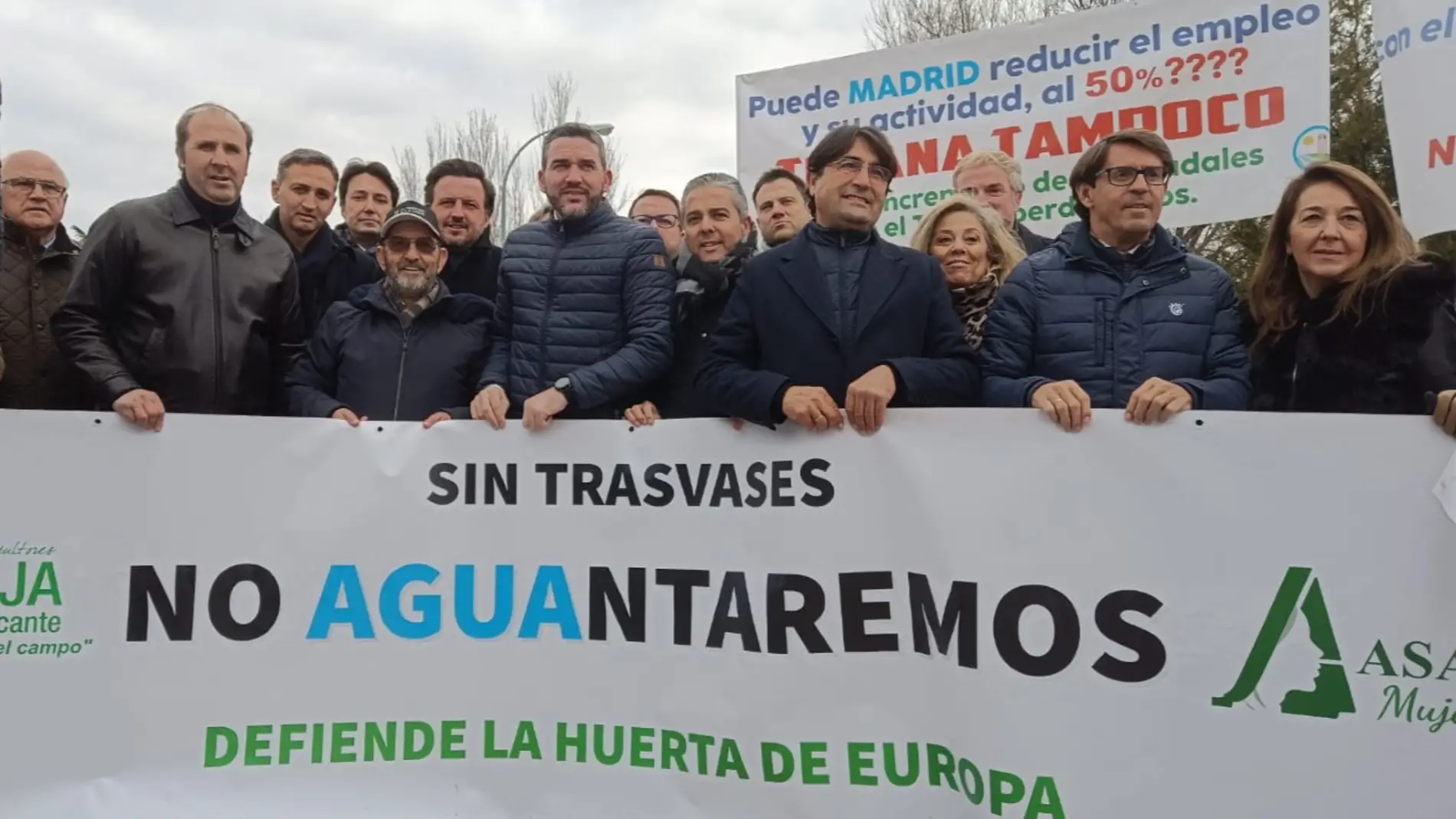 Agricultores de la provincia de Alicante y políticos del PP concentrados este martes junto al Palacio de La Moncloa en Madrid. 
