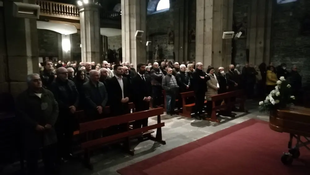 La Iglesia de Luarca abarrotada para despedir a Estremera. La Iglesia de Luarca abarrotada para despedir a Estremera.
