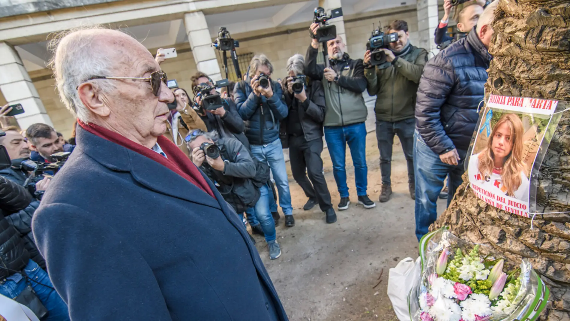La familia de Marta del Castillo celebra una concentración y ofrenda floral por el 14 aniversario del asesinato./ EFE/ Raúl Caro.