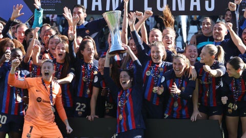 Las jugadoras del Barcelona levantan la Suercopa.