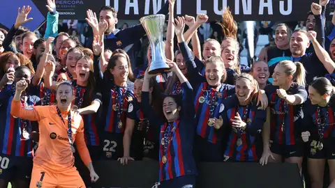 Las jugadoras del Barcelona levantan la Suercopa. Las jugadoras del Barcelona levantan la Suercopa.