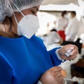 Fotografía de archivo de una enfermera preparando una dosis de la vacuna contra la covid-19