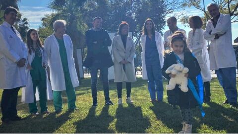 Sara acompa&ntilde;ada de sus padres y sanitarios que han participado en su trasplante 