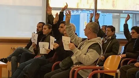Vecinos de Beade protestan en el pleno Vecinos de Beade protestan en el pleno