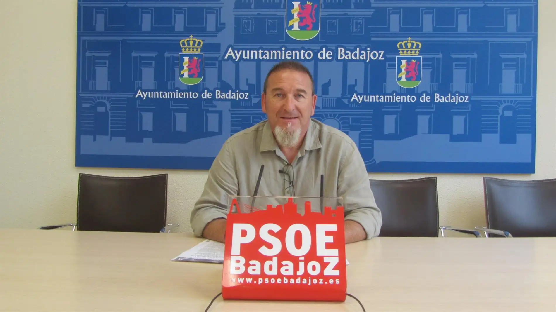 El PSOE de Badajoz critica que el servicio municipal de grúa está "estrangulado" El PSOE de Badajoz critica que el servicio municipal de grúa está "estrangulado"